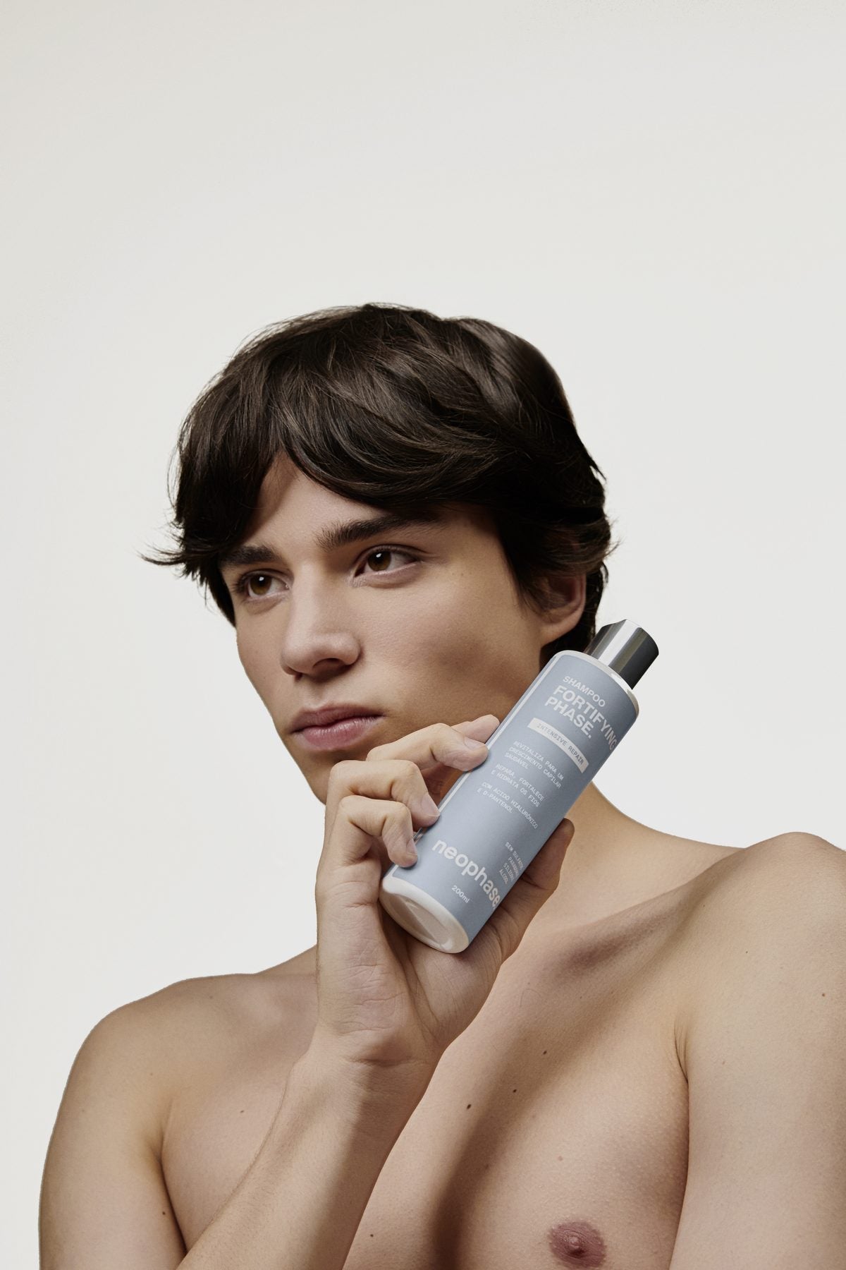 Homem com o Shampoo Fortifying Phase